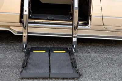 Full-size wheelchair van lift