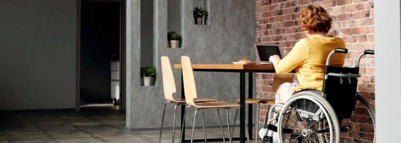Lady in a manual wheelchair on a labtop